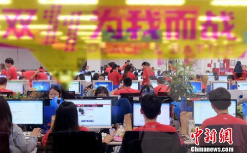 资料图：“店小二”为双十一忙碌。王国海 摄