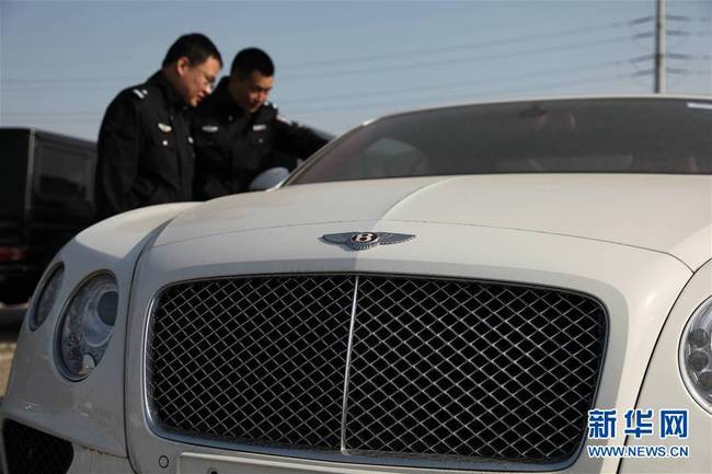 这是青岛海关查获的涉案走私进口汽车（4月9日摄）。青岛海关5月3日发布消息，该关近日立案侦办2起涉嫌走私案，涉案路虎、宾利、保时捷等进口汽车共计1600余辆，案值10.6亿元，抓获犯罪嫌疑人7名。新华社发 范昌辉 摄
