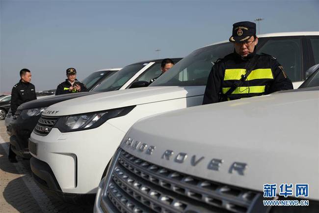 这是青岛海关查获的涉案走私进口汽车（4月9日摄）。青岛海关5月3日发布消息，该关近日立案侦办2起涉嫌走私案，涉案路虎、宾利、保时捷等进口汽车共计1600余辆，案值10.6亿元，抓获犯罪嫌疑人7名。新华社发 范昌辉 摄