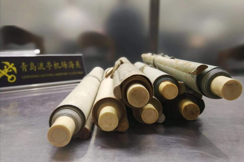 图为：青岛流亭机场海关查获的镶嵌有象牙的字画卷轴2