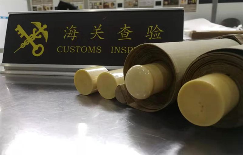 2图为：海关查获的镶嵌有象牙制品的字画卷轴  耿凯摄
