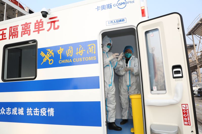 图为：海关关员在方舱内进行防护准备    吕兵摄
