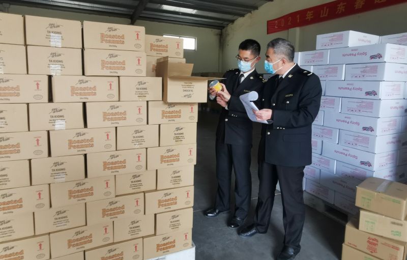图为：海关关员对特色出口农产品现场监管查验 于磊摄