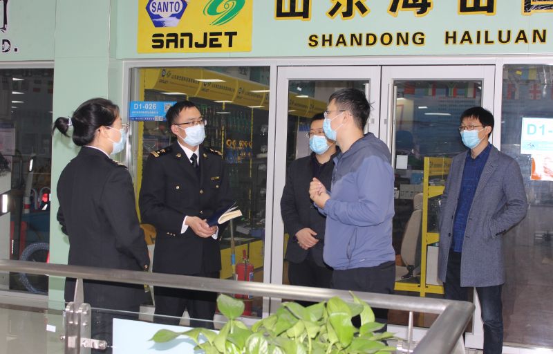 图为：海关关员在临沂商城市场采购企业现场调研 姬同坤摄