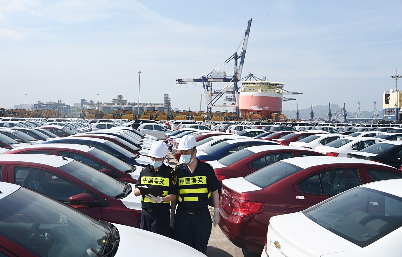 图为：关员现场查验外贸商品车++李海青摄