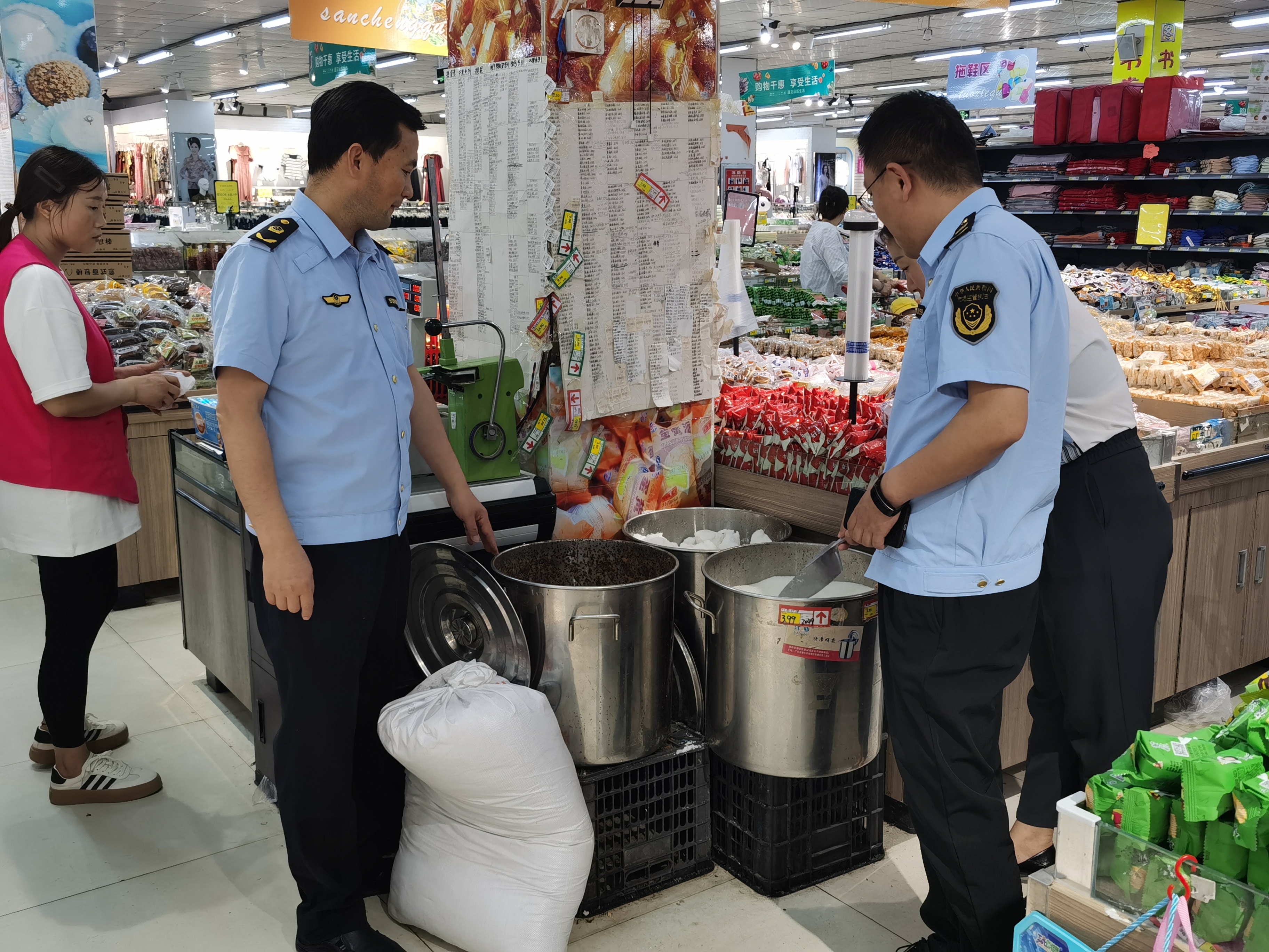 临沂打私办信息—临沂市沂南县开展食糖领域违法行为突击检查（照片）.jpg